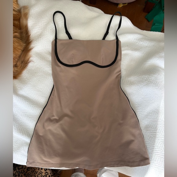 ALO Yoga Tan and black dress - Picture 2 of 5